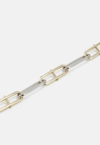 Collana a catena in oro e argento con forme ovali e rettangolari alternate, finiture lucidate e piccole perline decorative tra i collegamenti.