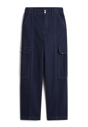 Pantaloni cargo blu navy realizzati in tessuto misto cotone, dotati di due tasche laterali e cuciture a contrasto, con vita elasticizzata e chiusura a bottone a scatto.