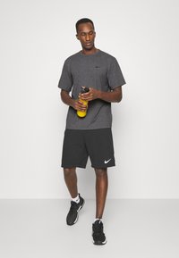 Nike Performance HYVERSE - T-skjorte til trening - obsidian heather/black