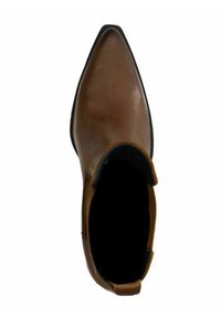 Bottine en cuir marron avec un bout pointu, un design minimaliste et une semelle noire contrastante. L'intérieur est sombre avec un design d'entrée ouvert.