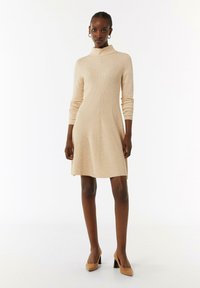 comma MIT TURTLENECK - Strickkleid - beige
