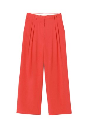 Pantalon rouge à jambes larges et taille haute avec plis avant et passants de ceinture, présenté à plat sur un fond blanc.