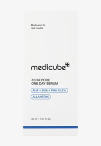 Białe opakowanie pudełkowe dla sera, z czarnym i niebieskim tekstem. Szczegóły obejmują: „ZERO PORE ONE DAY SERUM”, „AHA + BHA + PHA 15.2%” oraz „ALANTOINA.”