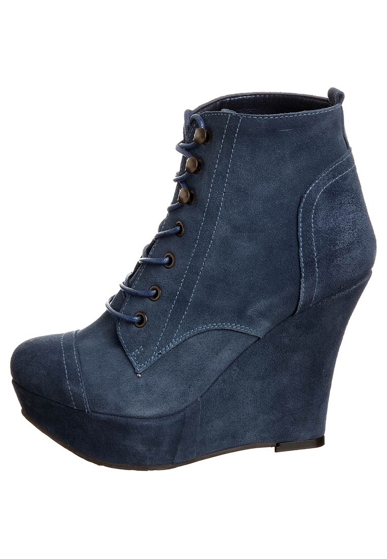 Stivale alla caviglia a zeppa in suede blu navy, con lacci frontali e occhielli bronzo, punta arrotondata e finitura testurizzata sul tacco.