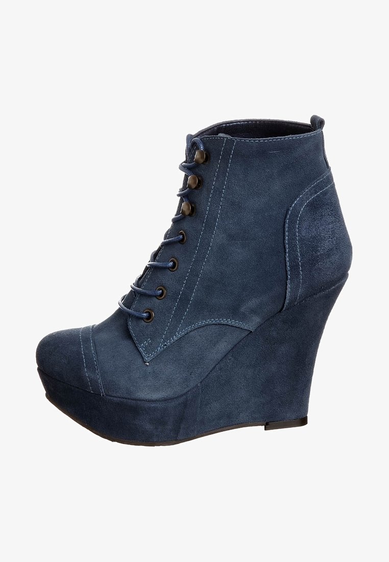 Stivale alla caviglia a zeppa in suede blu navy, con lacci frontali e occhielli bronzo, punta arrotondata e finitura testurizzata sul tacco.