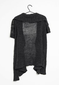 Cardigan noir tricoté avec des manches courtes, devant ouvert et col à côtes. Présente un tissage lâche et un design d'ourlet asymétrique. Accroché sur un crochet.