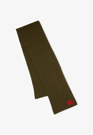 Olivgrüne, gerippte Strickschal in rechteckiger Form; verfügt an einem Ende über ein kleines rotes Etikett mit "HUGO". Weiche Textur.