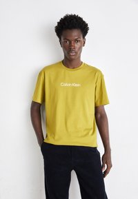 Calvin Klein HERO LOGO COMFORT - Apdrukāts T-krekls - tuscan olive