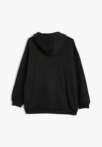 Svart hoodie med en mjuk textur, rymlig passform och snörning i huvan. Har ribbade ärmslut och nederkant, designad för avslappnad användning.