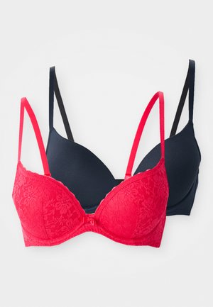 Két melltartó: az egyik piros csipkéből készült virágmintával és masni részlettel, a másik pedig egyszínű sötétkék. Mindkettő állítható pántokkal és sima felülettel rendelkezik.