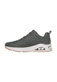 Zapatillas deportivas grises con parte superior texturizada, perforaciones para la transpirabilidad, entresuela blanca y amortiguación de aire visible. Suela de goma.