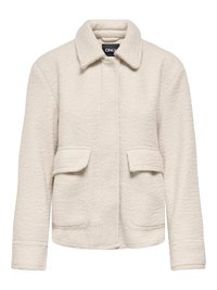 Veste texturée de couleur crème avec un col, deux poches avant et une coupe droite. Présente un tissu doux et duveteux pour plus de chaleur.