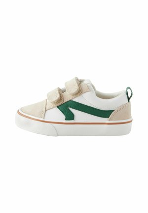 Baskets avec une tige en cuir blanc, un bout en daim beige et des accents en synthétique vert. Bandes auto-agrippantes et semelle en caoutchouc texturé avec des bordures marron.