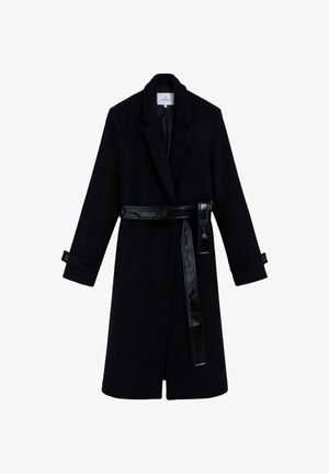 Abrigo de lana azul marino con un diseño entallado, cinturón de cuero negro brillante, bolsillos con solapa y puños con botones. Cuenta con un cuello con solapa de muesca.