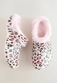 Cizme cu imprimeu leopard, dotate cu o căptușeală moale din blană sintetică roz, formă rotundă și orificii de ventilație, cu un sistem de închidere lateral cu toggles roz.