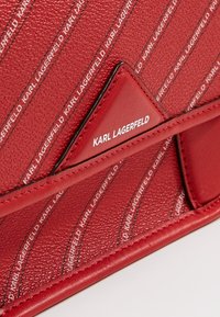 KARL LAGERFELD Axelremsväska - red
