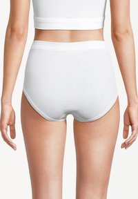 Slip di cotone bianco con una texture liscia, elastico in vita e orli curvi, mostrati da un angolo posteriore. Design semplice, senza modelli visibili.