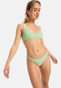 Ljust grönt ribbat bikini-set med en rundad ringning och tunna axelband på toppen, tillsammans med ett matchande högmidjat underdel.