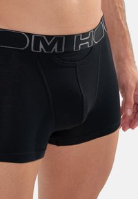 Boxer brev neri con un morbido elastico in vita con logo, texture liscia, design aderente e cuciture piatte per il massimo comfort.