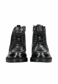 Zwarte leren enkellaarsjes met een vetersluiting, zijritsen, rubberen zolen en textuuraccenten. Gladde afwerking met versterkte stiksels.