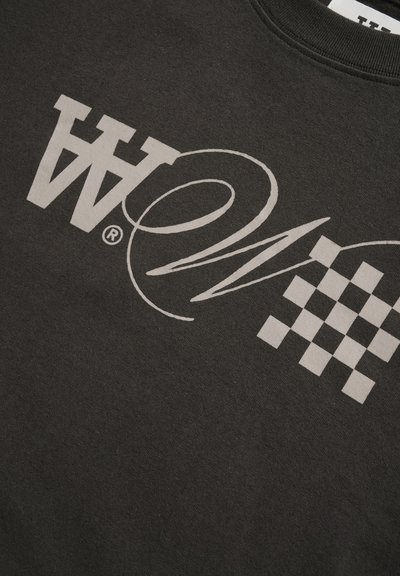 Zwarte sweatshirt met grote witte grafische tekst en geruit patroon, met een zachte textuur en een ronde hals.