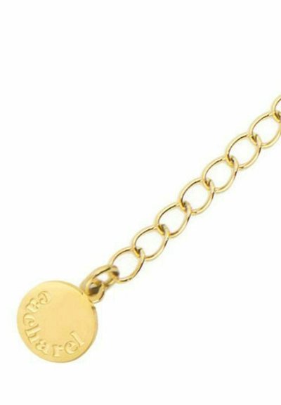 Pulsera de cadena en tono dorado que presenta segmentos ovalados enlazados y un charm circular con el nombre de la marca grabado. Textura suave, acabado brillante.