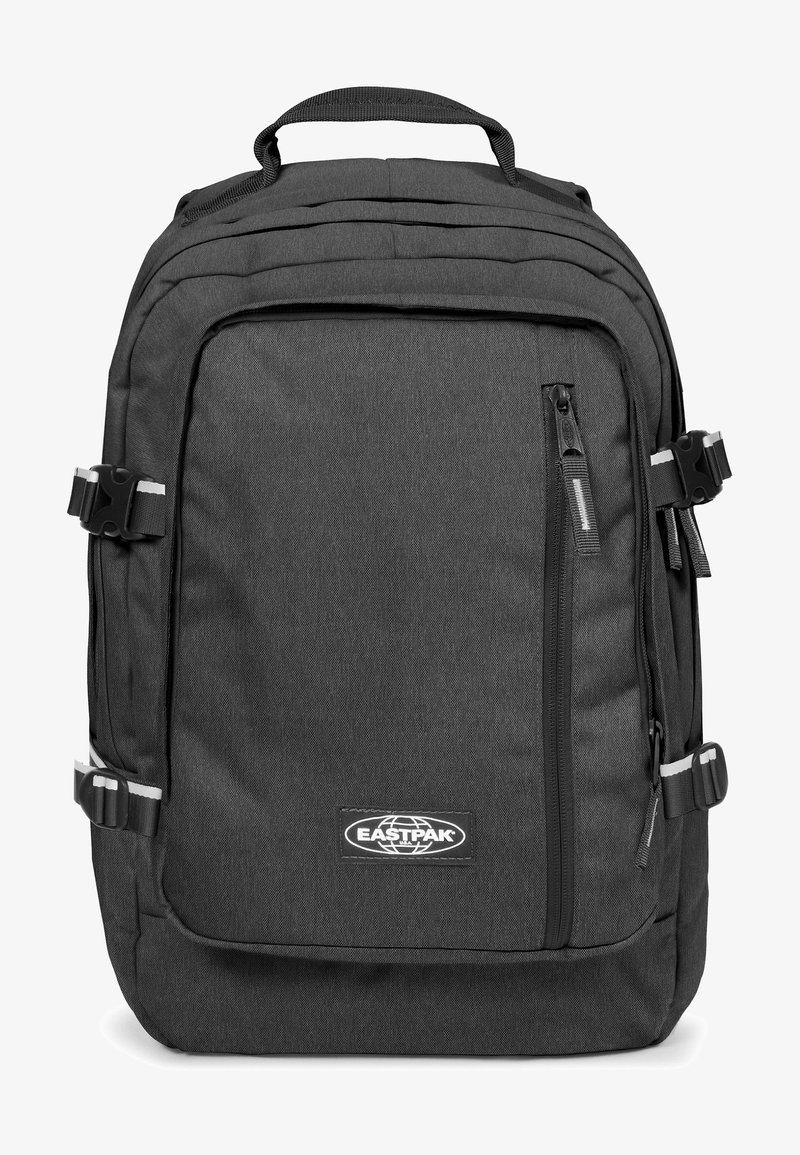 Schwarzer Stoff-Rucksack mit rechteckiger Form, ausgestattet mit mehreren Fächern, Reißverschlüssen und verstellbaren Trägern. Mit einem Logo auf der Vorderseite.