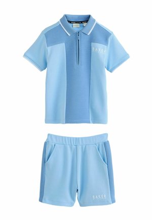 Hellblaues Polo-Shirt für Kinder mit kurzen Ärmeln und Reißverschluss vorne sowie passende Shorts mit elastischem Bund, beide mit strukturierten Einsätzen und "Baker"-Logo.