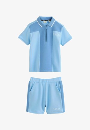 Lyseblå børne polo med korte ærmer og lynlås foran samt matchende shorts med elastisk talje, begge med teksturerede paneler og "Baker"-logo.