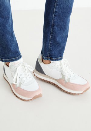 Witte en lichtroze sneakers met grijzige accenten, voorzien van een bovenwerk van suede en mesh, rubberen zool en ronde veters.
