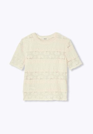 Haut beige clair à manches courtes avec un tissu texturé, des panneaux en dentelle et des détails de couture douce. Encolure ras du cou avec une coupe droite.