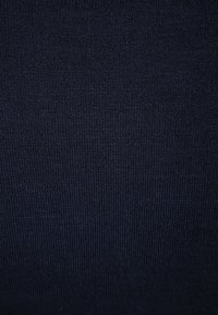 Marinblått stickat tyg med en jämn, slät yta och fin ribbning. Tät material med en enhetlig färg genom hela.