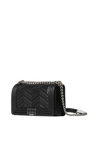Borsa a tracolla in pelle nera con trapuntatura a zigzag, tracolla in catena argentata, forma rettangolare e dettaglio del logo metallico sul davanti.