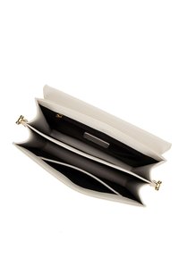 Clutch in pelle beige con chiusura in oro, dotato di due scomparti spaziosi e fodera interna nera. Texture liscia con hardware minimale.