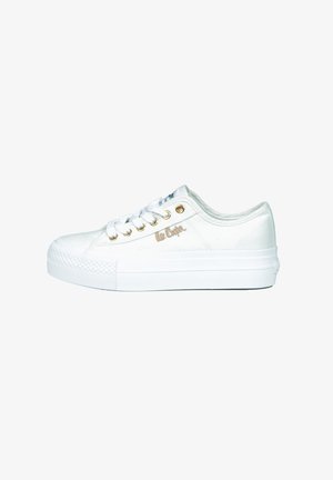 Białe płócienne sneakersy z grubą białą gumową podeszwą, złotymi oczkami i wytłoczonym logo na boku. Okrągły czubek i sznurowana konstrukcja.