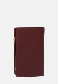 Bordeaux leren portemonnee met een zachte textuur, ritsluiting en gouden accenten. Rechthoekige vorm met afgeronde hoeken en gestikte details.