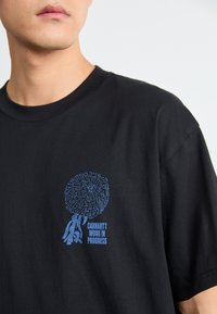 Carhartt WIP CHRYSANTHEMUM  - Camiseta estampada - black