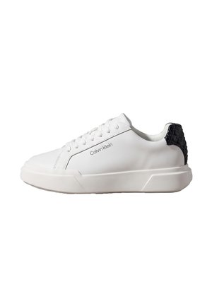 Hvid lavtop Calvin Klein sneaker med snørebånd, sort struktureret hælpanel og tyk sål, vist fra siden.