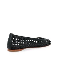 Chaussure plate en cuir tissé noir avec un design ouvert. Caractéristiques d'un bout arrondi et d'une semelle en bois plate, offrant respirabilité et confort.