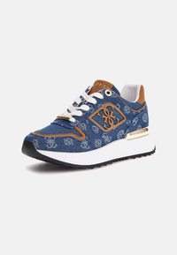 Tenisi din denim cu șireturi albe, accente din piele maro și o talpă intermediară albă. Prezintă un material superior cu un model și un detaliu cu logo auriu.