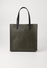 Svart totebag med grønt bladmønster, med to solide svarte håndtak og en flat, rektangulær form. Teksturert overflate.