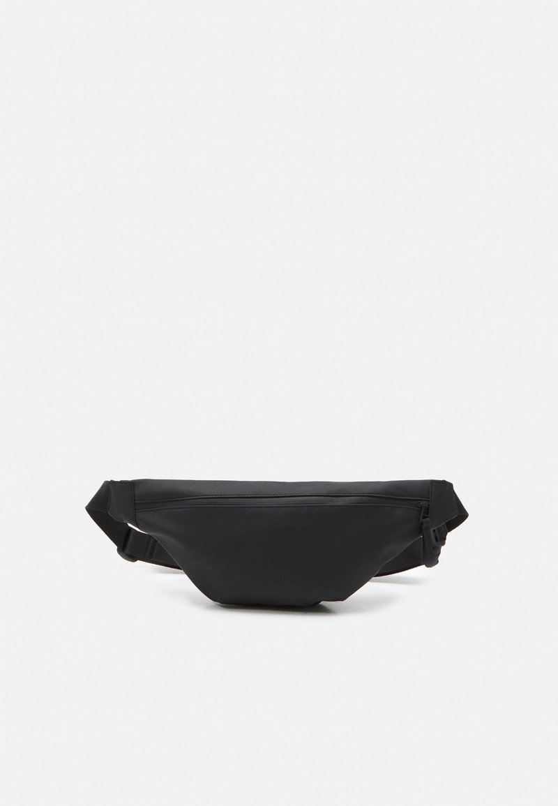 Černá ledvinka vyrobená z hladkého, odolného materiálu. Obsahuje zipovou kapsu a nastavitelný popruh. Minimalistický design bez viditelného brandingu.