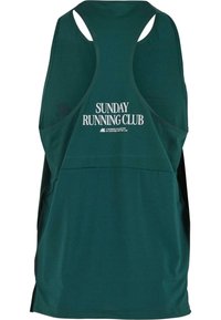 Tmavě zelená bezrukávová sportovní vesta s nápisem "SUNDAY RUNNING CLUB" potisknutým bílou barvou na zádech, vyrobená z prodyšného materiálu a s designem racerback.