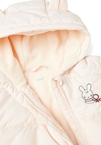 Różowa pikowana kurtka z miękkim polarowym wykończeniem, z kapturem w kształcie uszu królika oraz haftowanym wzorem królika. Zamek błyskawiczny z dekoracyjną lamówką.