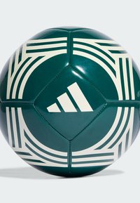 Balón de fútbol verde con patrones geométricos blancos y superficie texturizada. Presenta un logo central blanco de Adidas y un diseño de paneles cosidos.