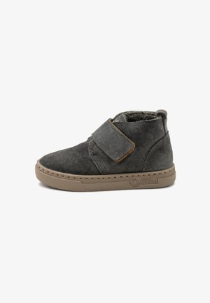 Botoșei gri din suede până la gleznă, cu o curea Velcro, căptușeală moale și talpă din cauciuc bej. Proiectați pentru confort și stabilitate, cu detalii cusute.
