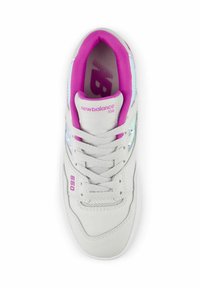 Weißer Sneaker aus strukturiertem Leder, mit rosa Akzenten und reflektierenden Details. Verfügt über Schnürsenkel, gepolsterten Kragen und Branding auf der Zunge und an den Seiten.