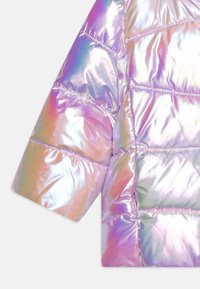 Chaqueta de plumas iridiscente con un acabado suave y reflectante. Presenta mangas cortas, secciones acolchadas horizontales y un diseño ligero.