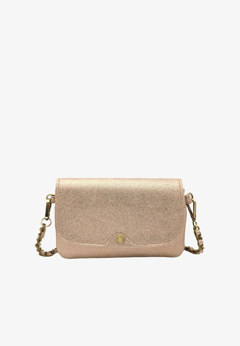 Sac bandoulière en rose gold avec une texture pailletée, fermeture à rabat, quincaillerie dorée et une sangle en chaîne tressée. Forme compacte et rectangulaire.