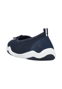 Marinefarbenes Slipper mit strukturiertem Obermaterial, weißer Gummi-Sohle und kontrastierendem Absatz sowie Akzentstreifen. Verfügt über eine runde Aussparung und ein Logodetail.